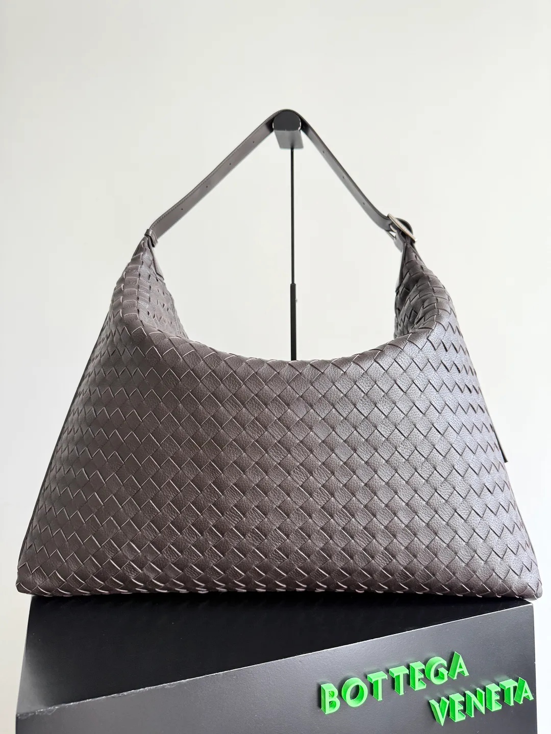 Batch 3280 BOTTEGA VENETA's new Traveler deerskin series is here! The travel season is coming soon, and I believe you must need a large-capacity and simple bag. This new Traveler is very in line with the current travel craze. The whole bag is designed with deerskin and is made of the highest quality leather. It feels tougher to the touch. The super large capacity is suitable for short trips. Traveling with friends and family does not require carrying heavy luggage. It is also very convenient for friends who often travel for work. You can carry two changes of clothes and a computer with you. It also comes with an adjustable shoulder strap to free your hands. Style number: 806976 Size: 58*46*10cm